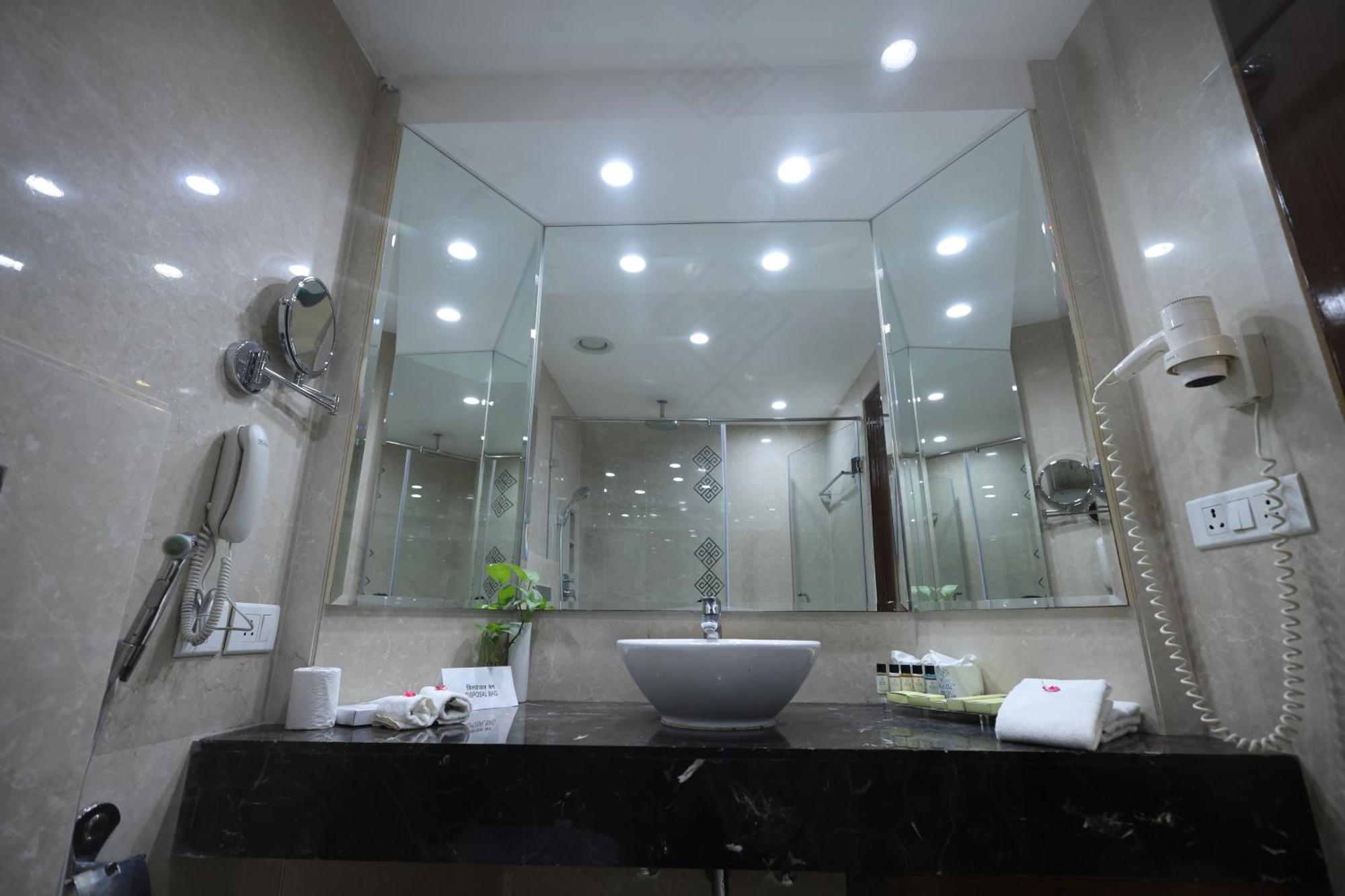 Samrat, Hotel